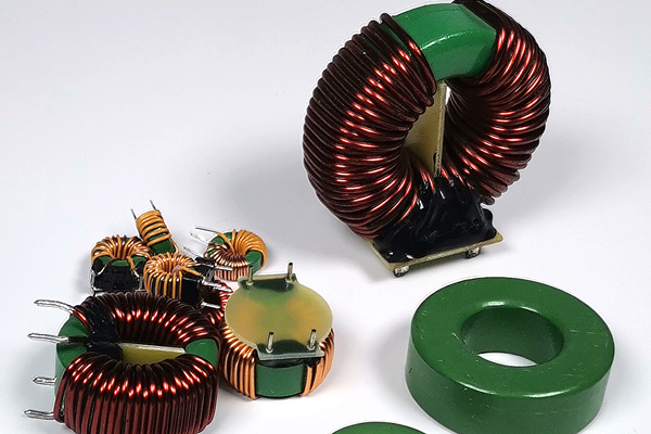 De invloed van magnetische kernmaterialen op de prestaties van ringtransformatoren